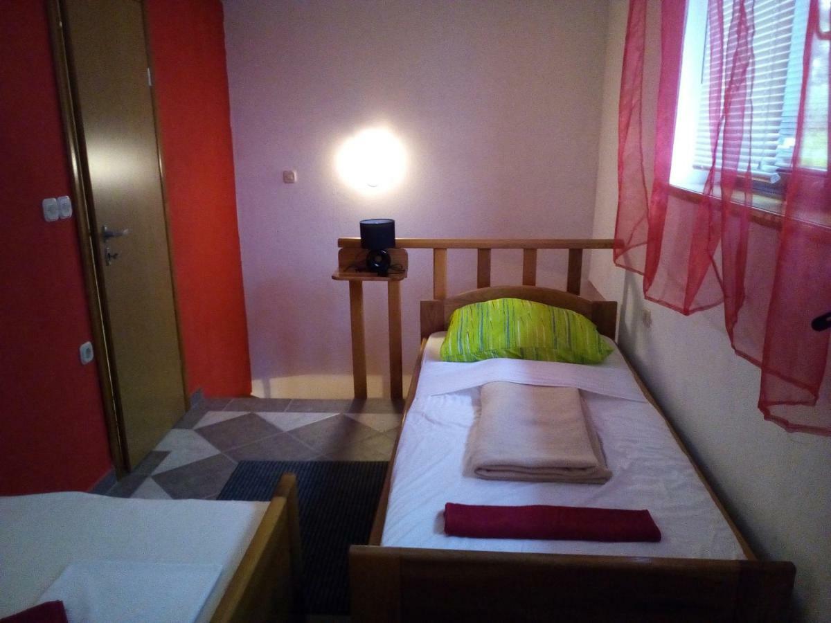 Studio Apartman Hrast Seline Exterior photo