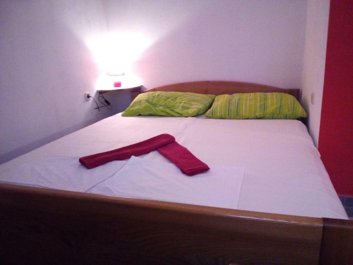 Studio Apartman Hrast Seline Exterior photo